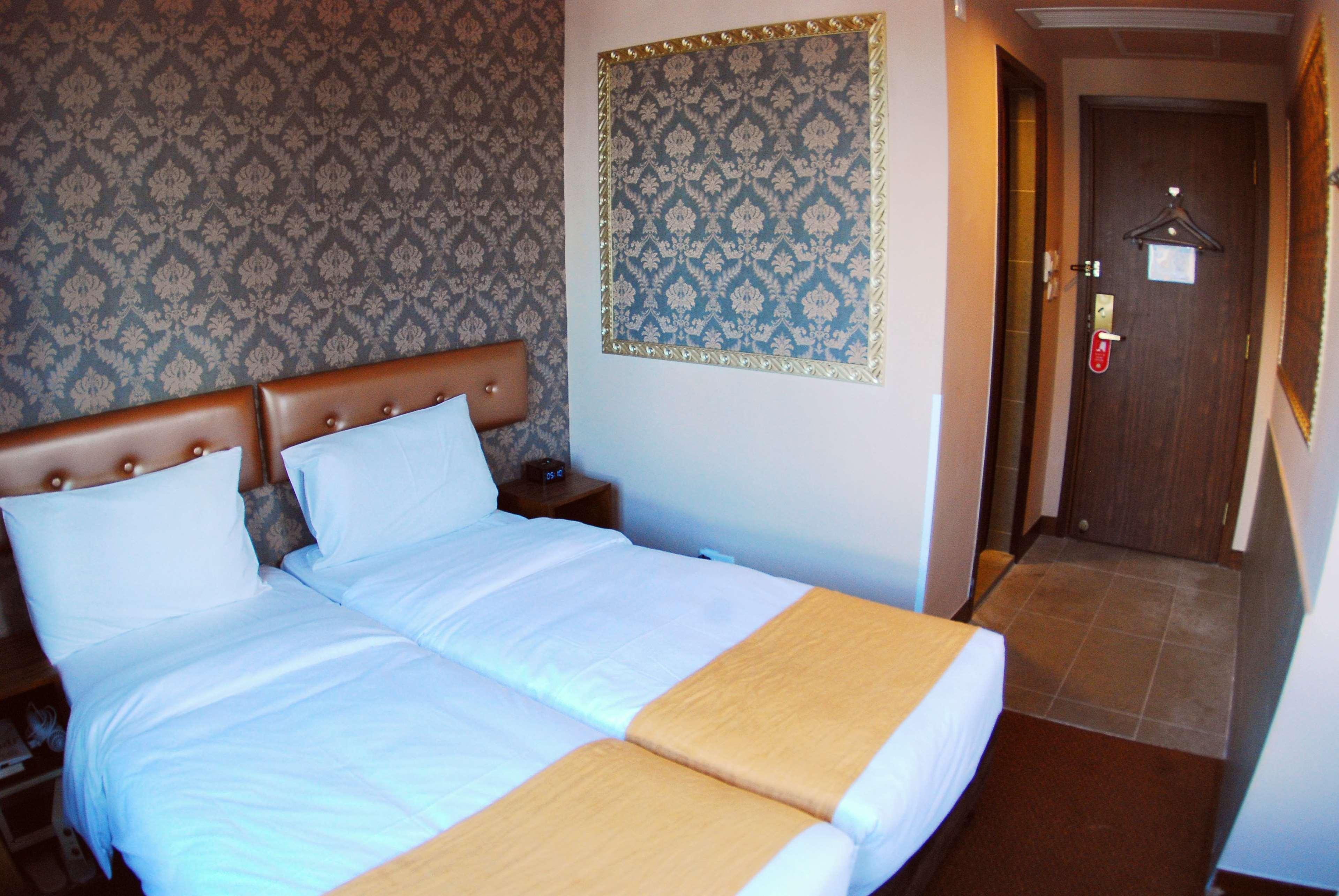Western Causeway Bay 4*